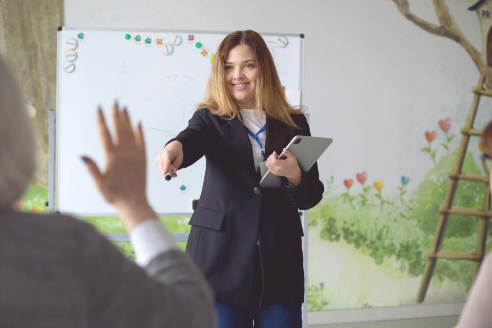 Personne consultant ses économies sur une application mobile